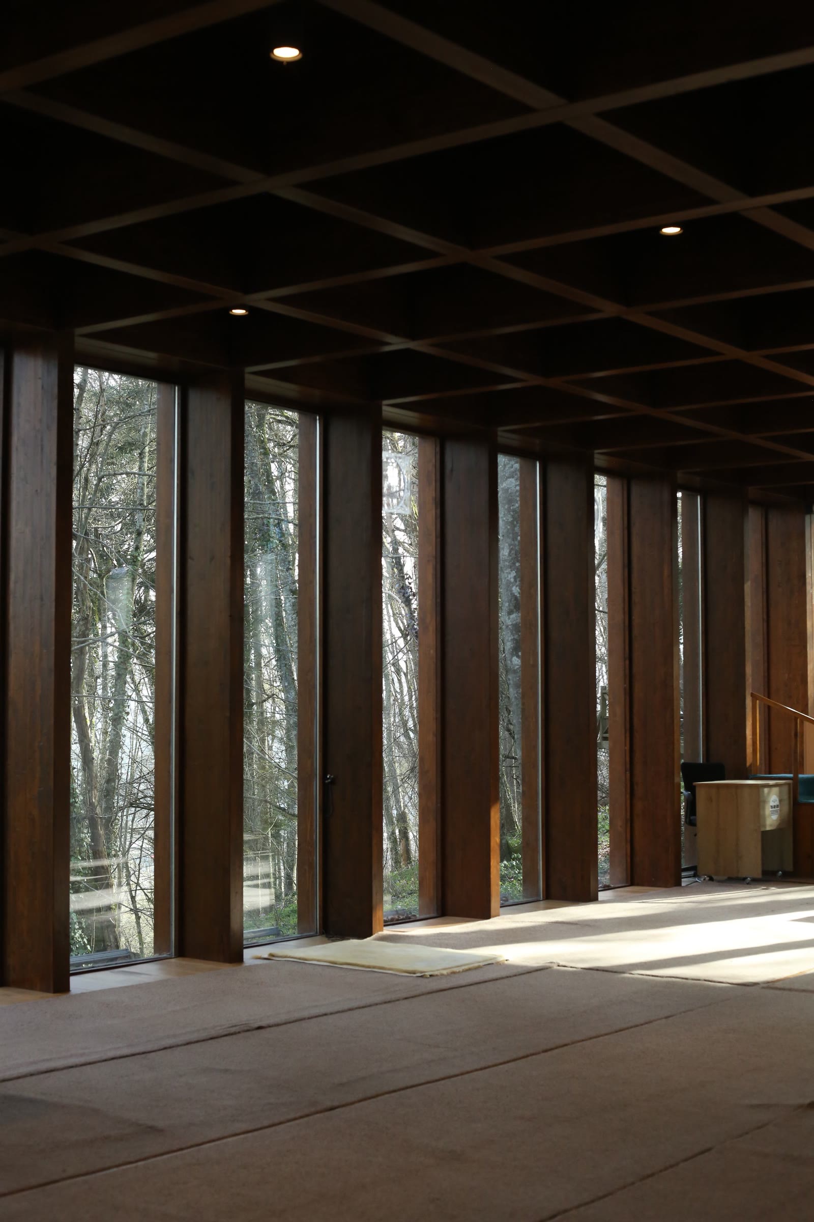 Serramenti in legno con la luce che entra in una stanza
