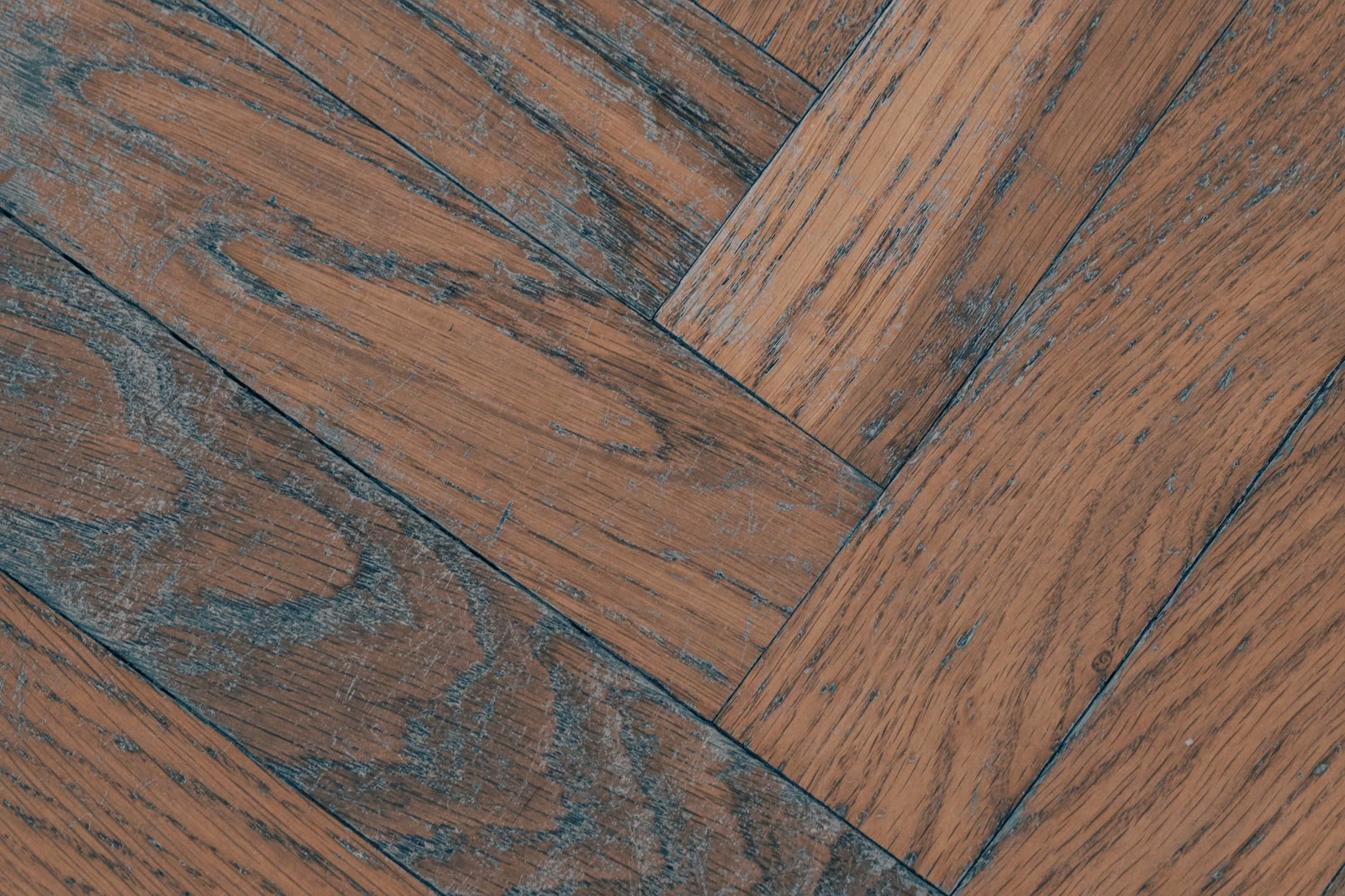 Un pavimento in rovere a spina con le venature in evidenza