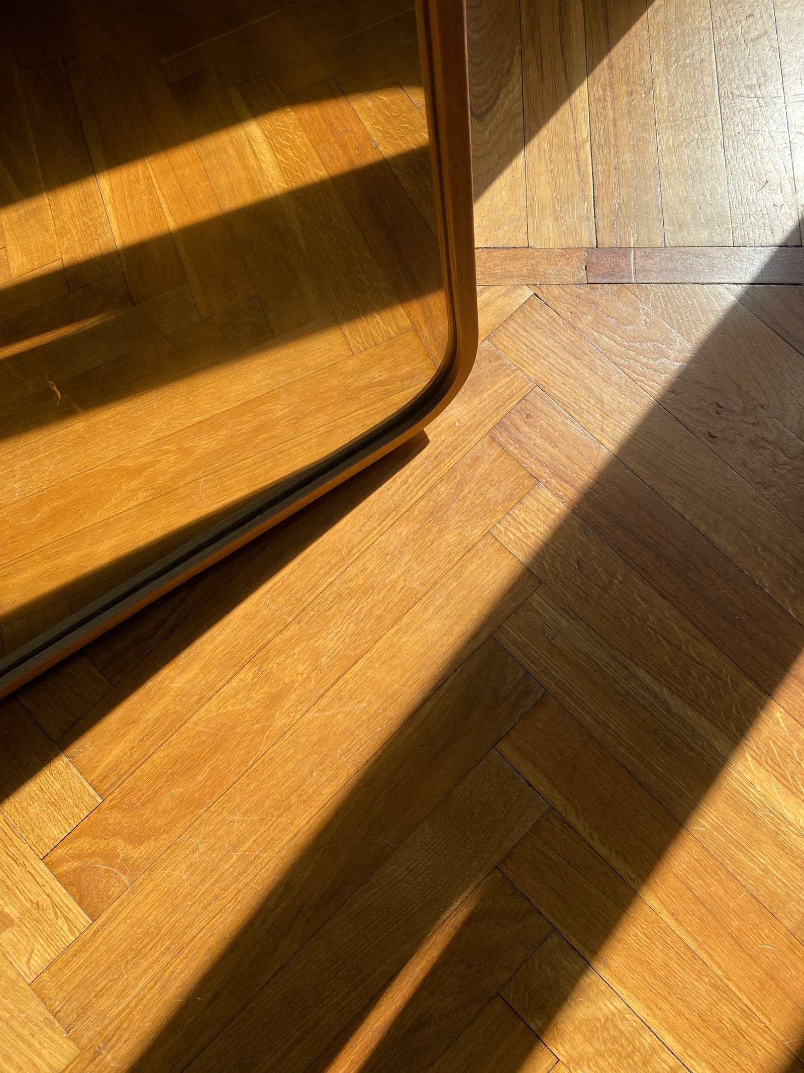 Parquet a spina di pesce nel sole del pomeriggio