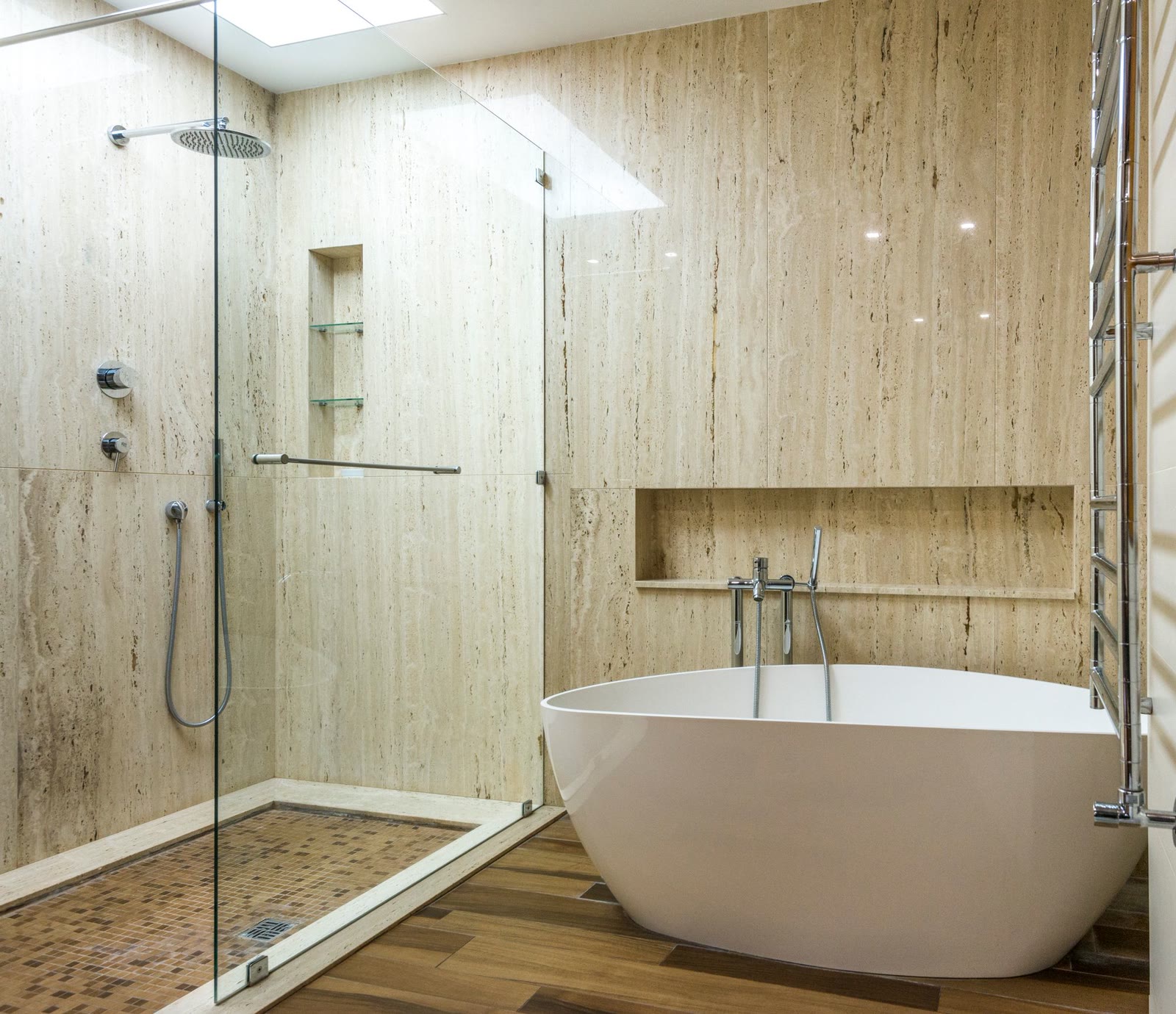 Un bagno con le pareti in pietra chiara e la doccia in vetro
